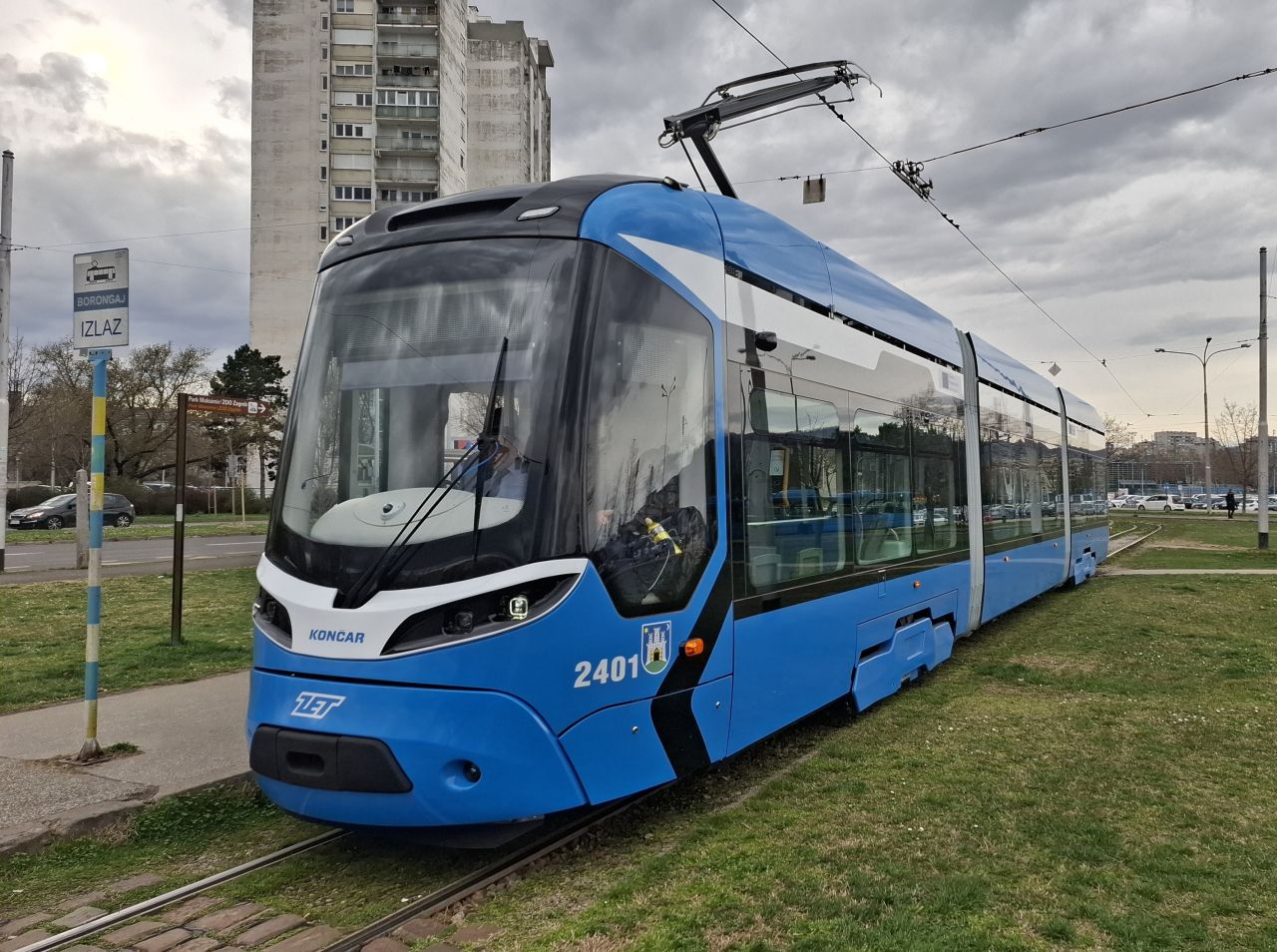 Tramvaj (ZET) TMK 2400. Prvi od 40 novih kraćih tramvaja došao je u ZET 4. veljače 2025